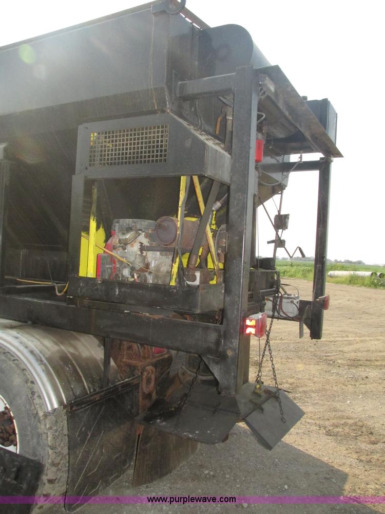 image for item H1225 1989 Ford LNT9000 spreader truck