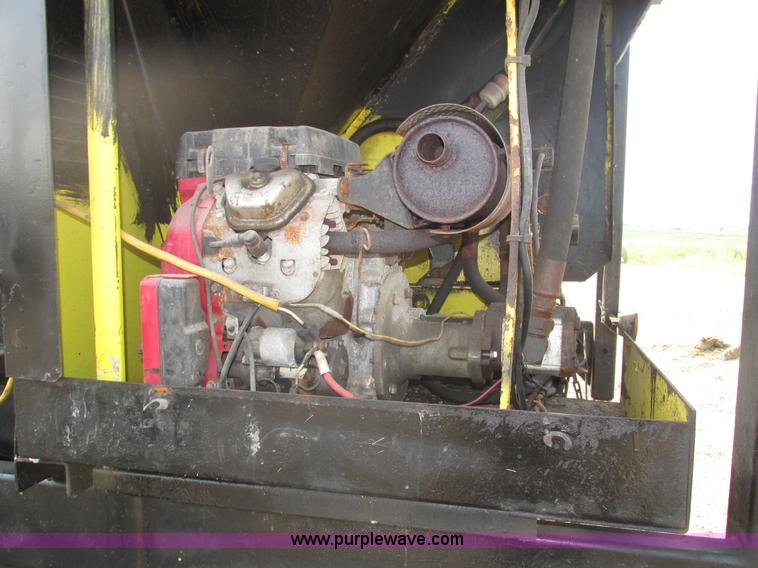 image for item H1225 1989 Ford LNT9000 spreader truck