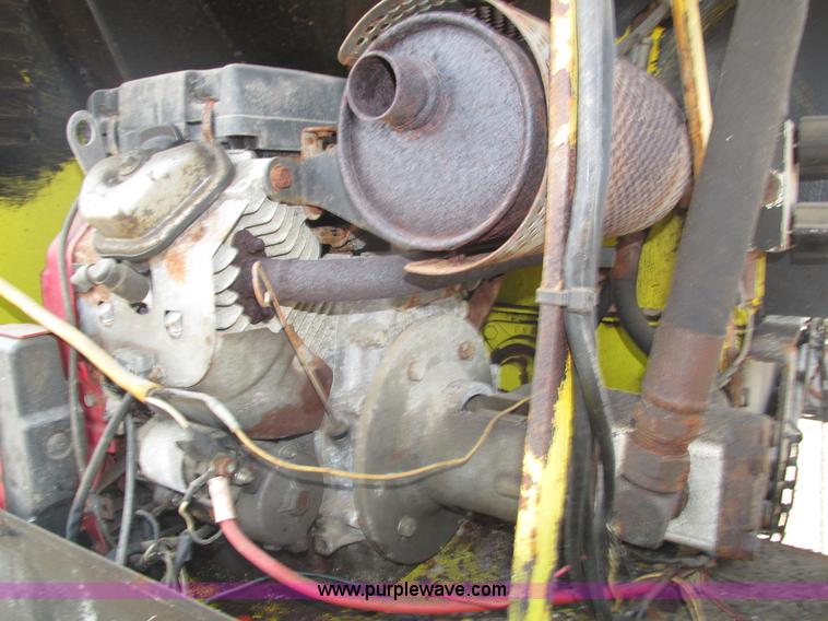 image for item H1225 1989 Ford LNT9000 spreader truck