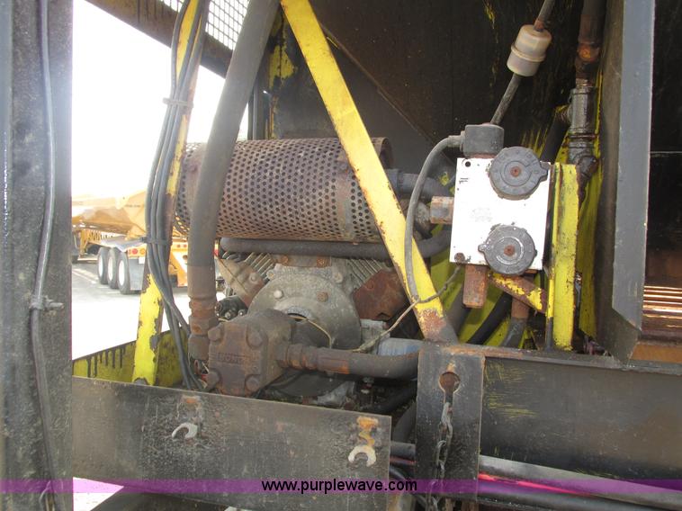 image for item H1225 1989 Ford LNT9000 spreader truck