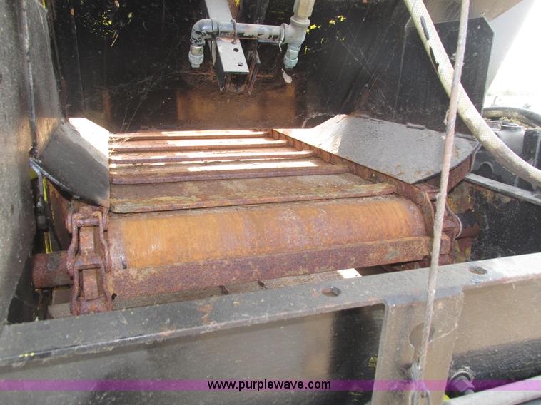 image for item H1225 1989 Ford LNT9000 spreader truck