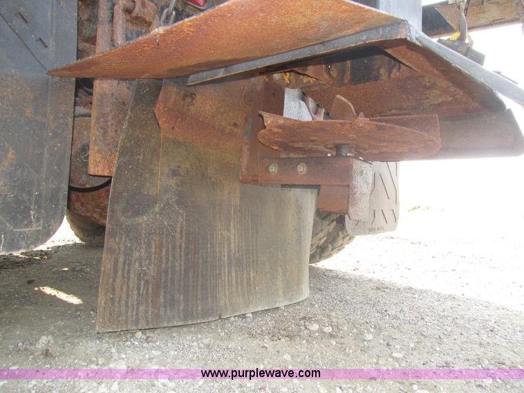 image for item H1225 1989 Ford LNT9000 spreader truck