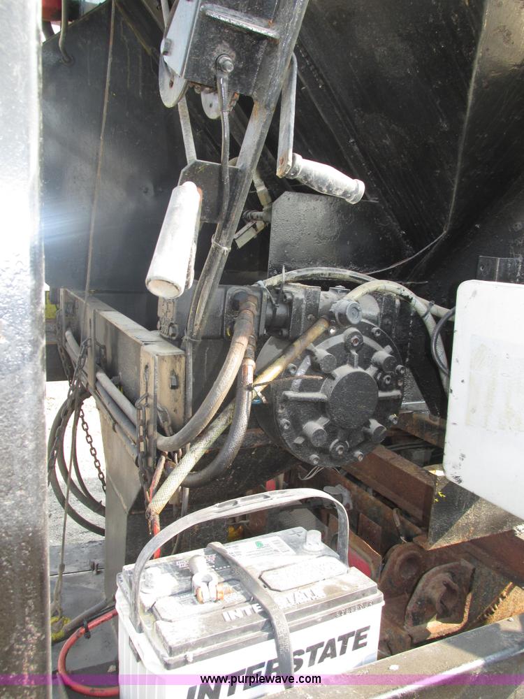 image for item H1225 1989 Ford LNT9000 spreader truck