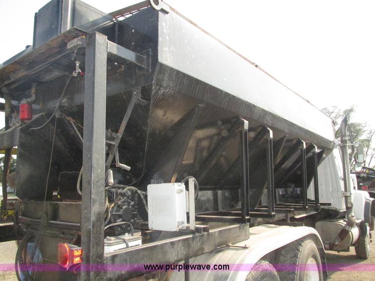 image for item H1225 1989 Ford LNT9000 spreader truck