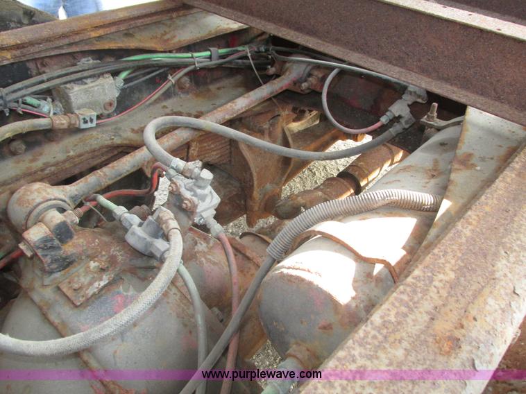 image for item H1225 1989 Ford LNT9000 spreader truck