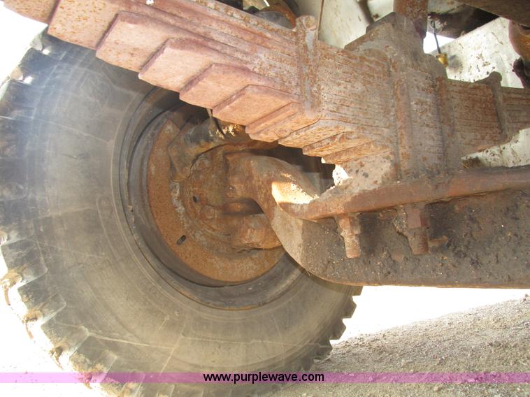 image for item H1225 1989 Ford LNT9000 spreader truck