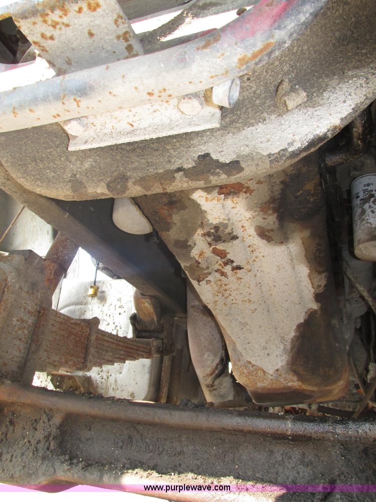 image for item H1225 1989 Ford LNT9000 spreader truck