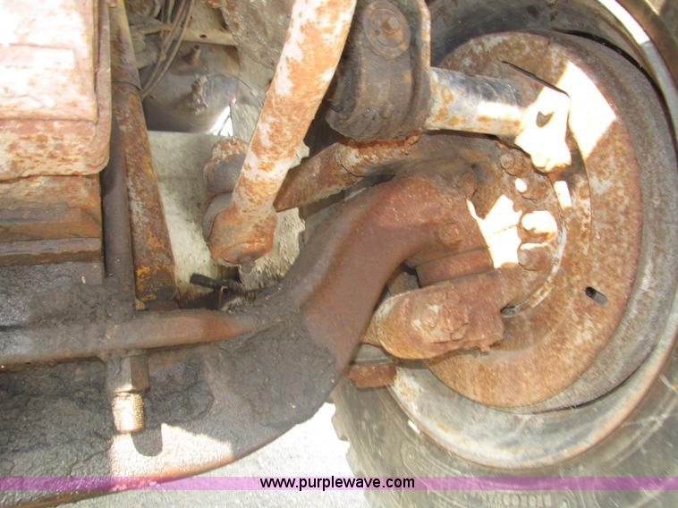 image for item H1225 1989 Ford LNT9000 spreader truck