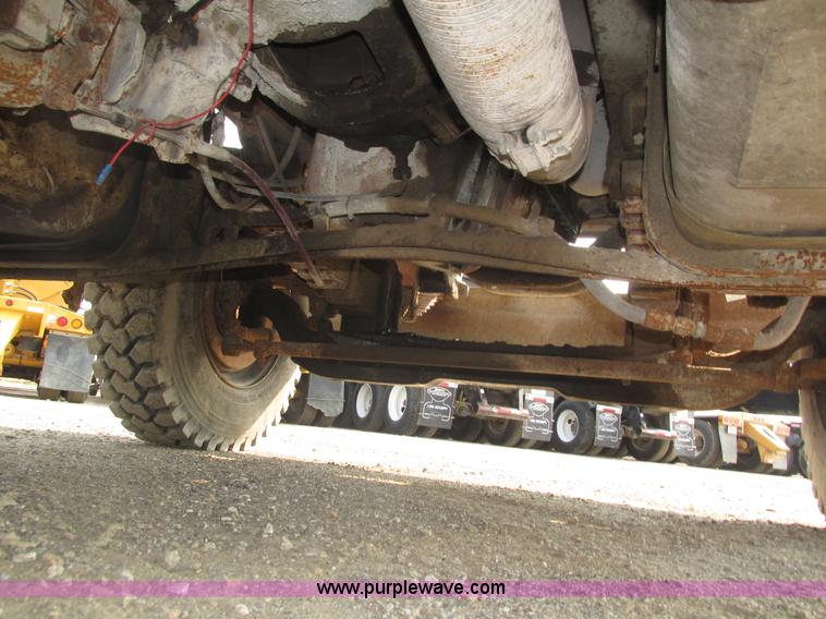 image for item H1225 1989 Ford LNT9000 spreader truck