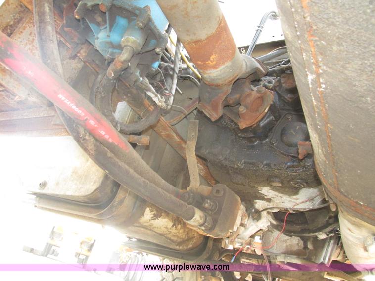 image for item H1225 1989 Ford LNT9000 spreader truck