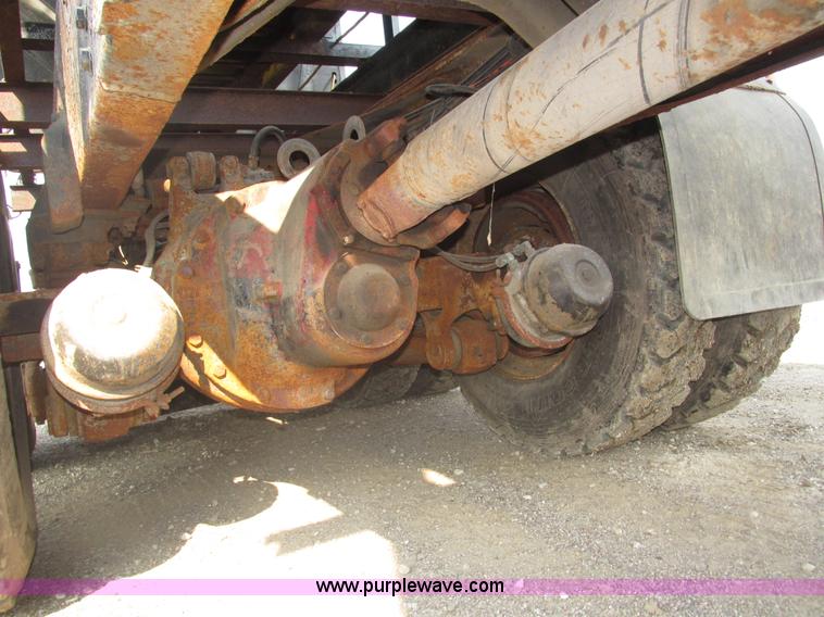 image for item H1225 1989 Ford LNT9000 spreader truck