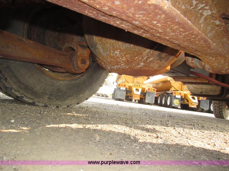 image for item H1225 1989 Ford LNT9000 spreader truck