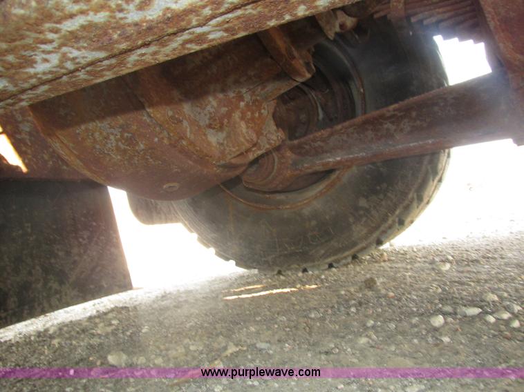 image for item H1225 1989 Ford LNT9000 spreader truck