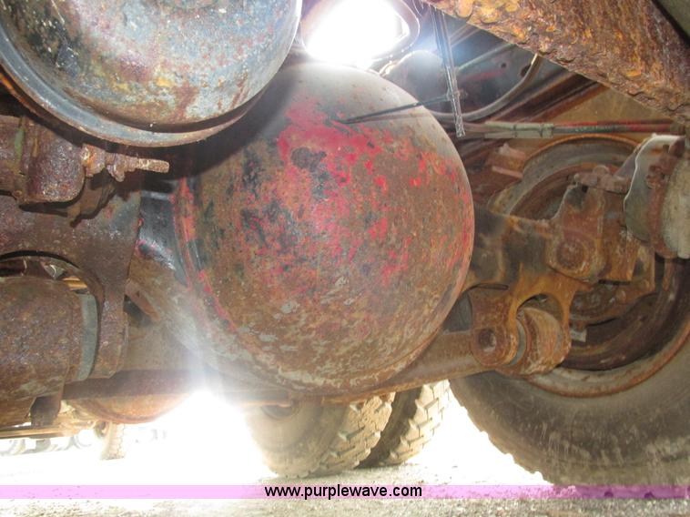 image for item H1225 1989 Ford LNT9000 spreader truck