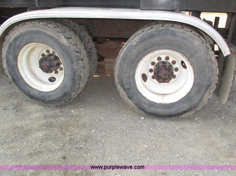 image for item H1225 1989 Ford LNT9000 spreader truck