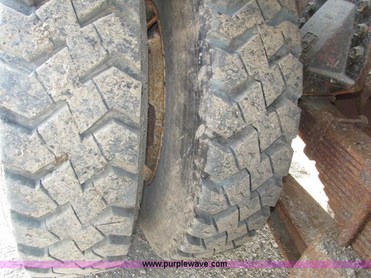 image for item H1225 1989 Ford LNT9000 spreader truck