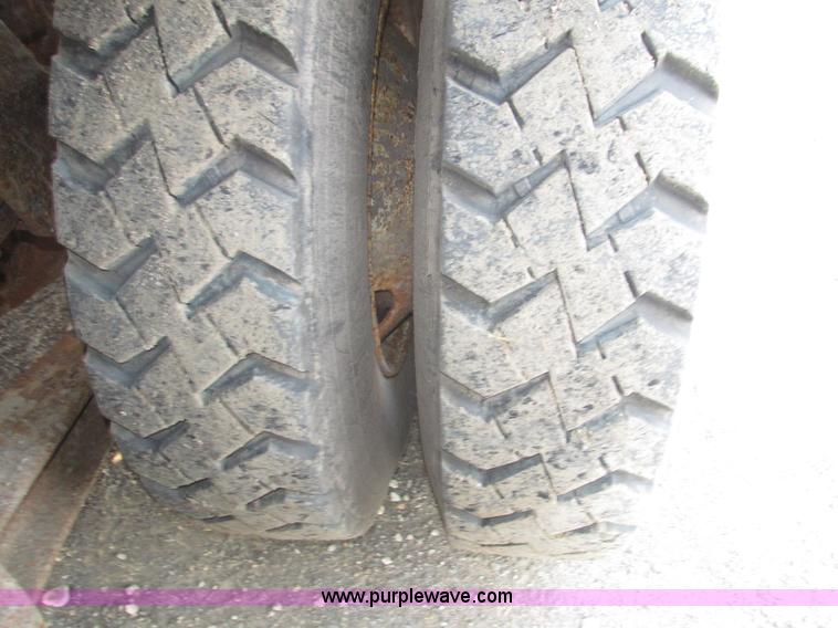 image for item H1225 1989 Ford LNT9000 spreader truck