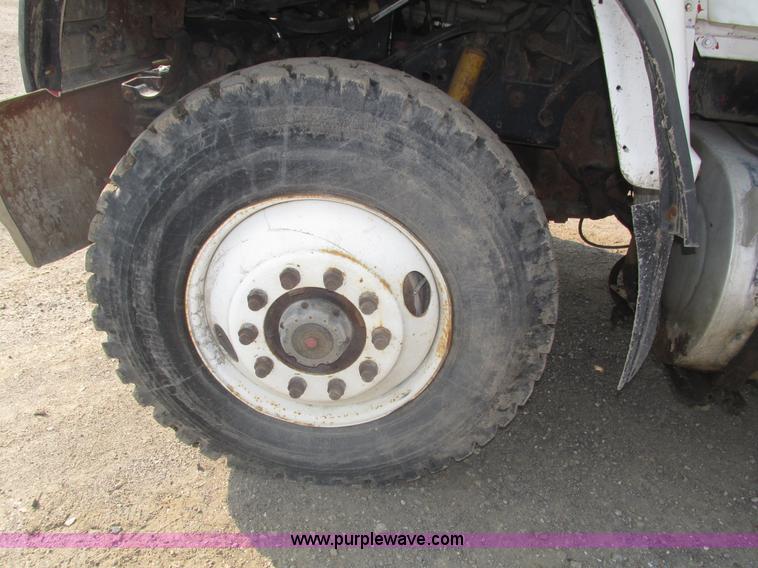 image for item H1225 1989 Ford LNT9000 spreader truck