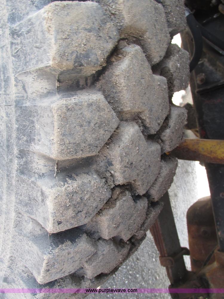 image for item H1225 1989 Ford LNT9000 spreader truck