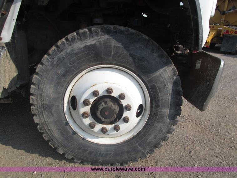 image for item H1225 1989 Ford LNT9000 spreader truck