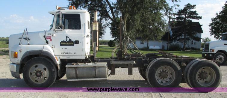 image for item H1236 1995 Ford LTA9000 Aero Max 106 semi truck