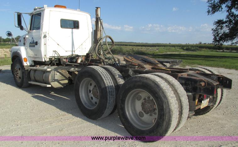 image for item H1236 1995 Ford LTA9000 Aero Max 106 semi truck