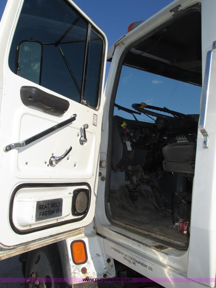 image for item H1236 1995 Ford LTA9000 Aero Max 106 semi truck