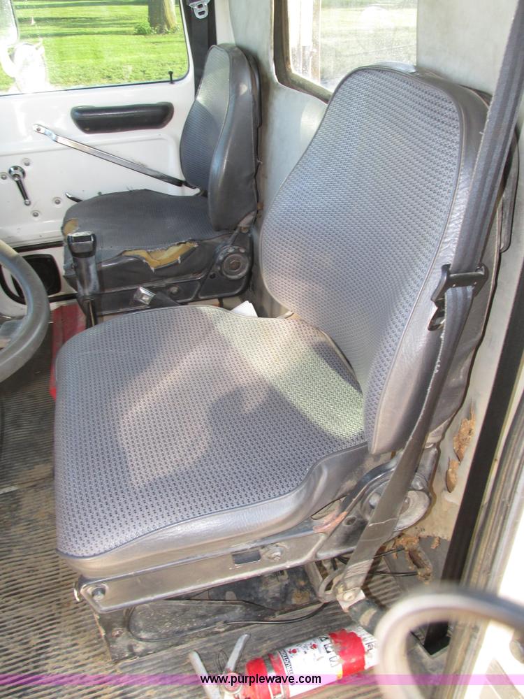 image for item H1236 1995 Ford LTA9000 Aero Max 106 semi truck