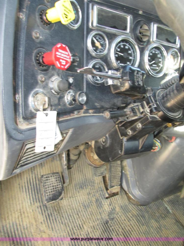 image for item H1236 1995 Ford LTA9000 Aero Max 106 semi truck