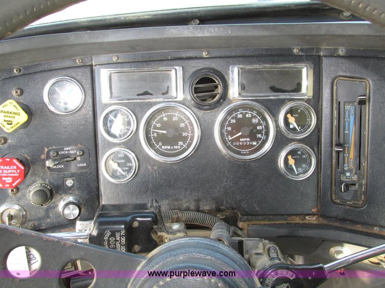 image for item H1236 1995 Ford LTA9000 Aero Max 106 semi truck