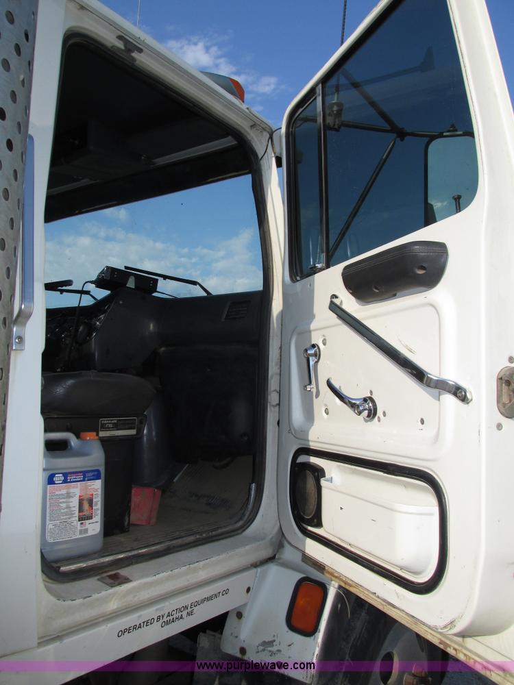 image for item H1236 1995 Ford LTA9000 Aero Max 106 semi truck