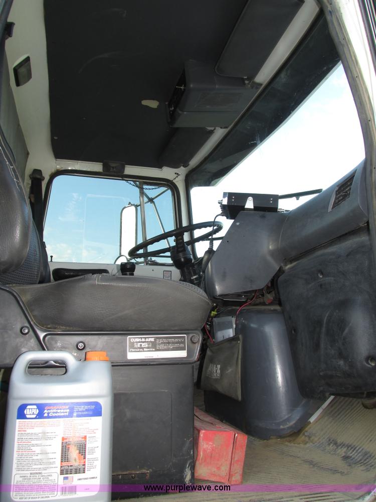 image for item H1236 1995 Ford LTA9000 Aero Max 106 semi truck