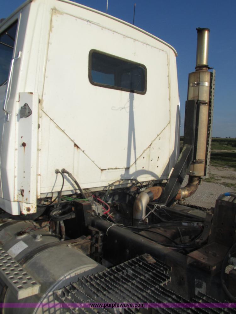 image for item H1236 1995 Ford LTA9000 Aero Max 106 semi truck