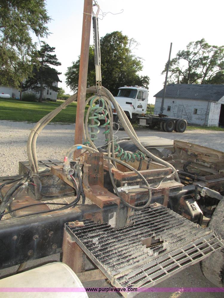 image for item H1236 1995 Ford LTA9000 Aero Max 106 semi truck