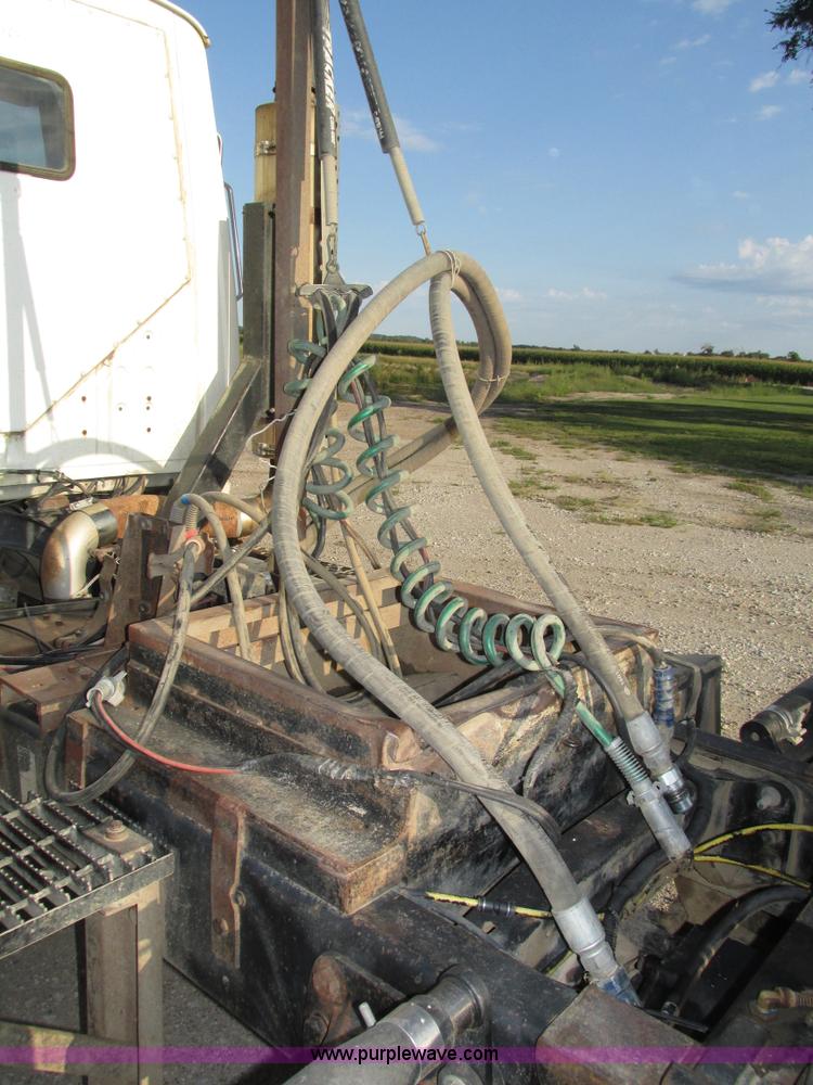 image for item H1236 1995 Ford LTA9000 Aero Max 106 semi truck