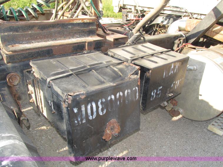 image for item H1236 1995 Ford LTA9000 Aero Max 106 semi truck