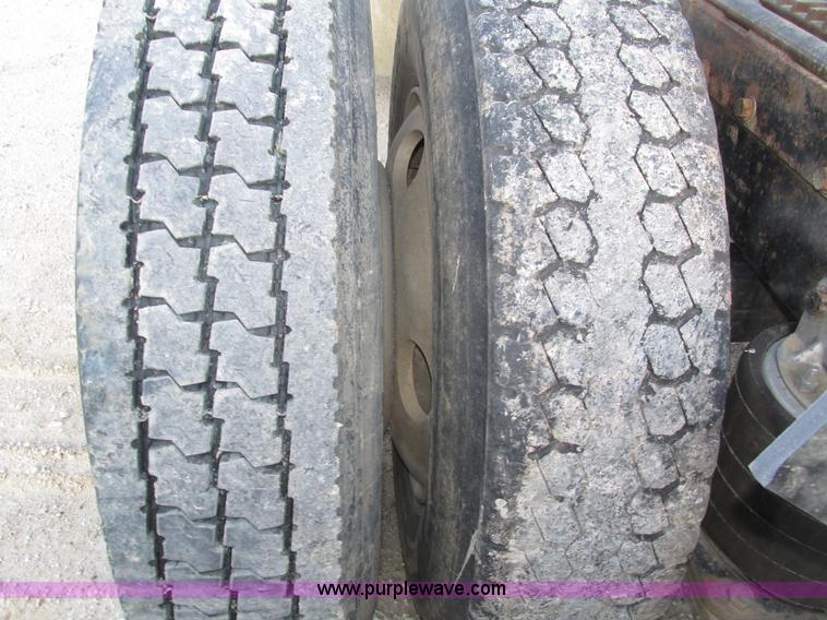 image for item H1236 1995 Ford LTA9000 Aero Max 106 semi truck