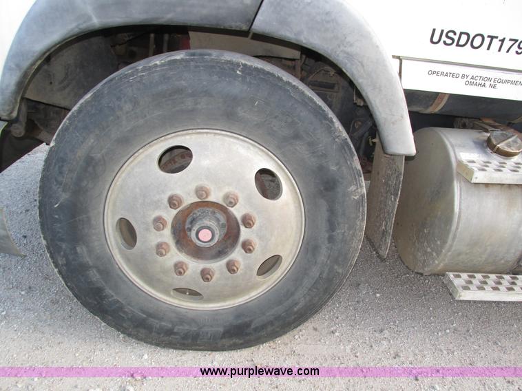 image for item H1236 1995 Ford LTA9000 Aero Max 106 semi truck