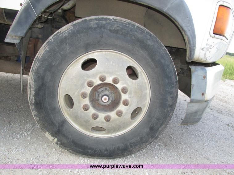 image for item H1236 1995 Ford LTA9000 Aero Max 106 semi truck