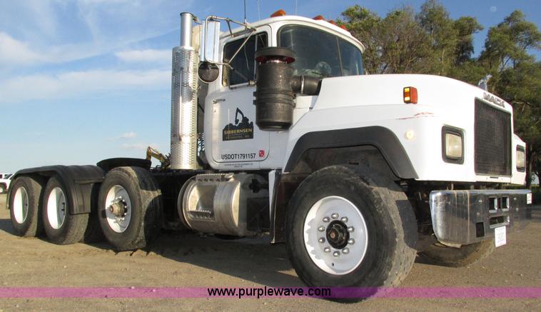 image for item H1239 1993 Mack RD688S semi truck