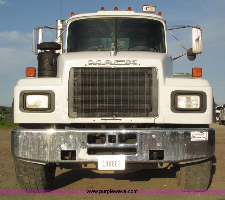 image for item H1239 1993 Mack RD688S semi truck