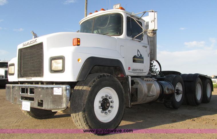 image for item H1239 1993 Mack RD688S semi truck