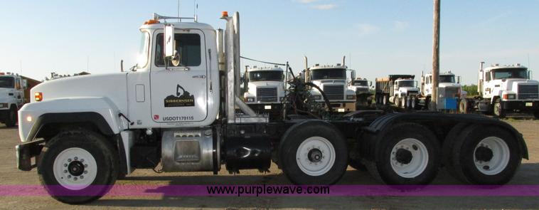 image for item H1239 1993 Mack RD688S semi truck