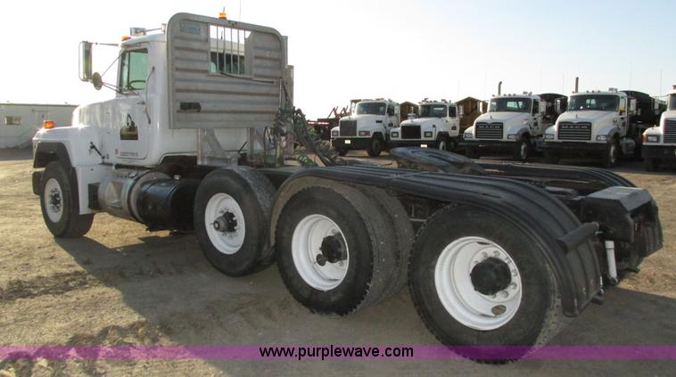 image for item H1239 1993 Mack RD688S semi truck