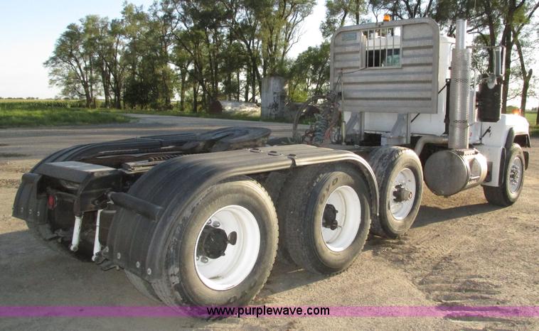 image for item H1239 1993 Mack RD688S semi truck