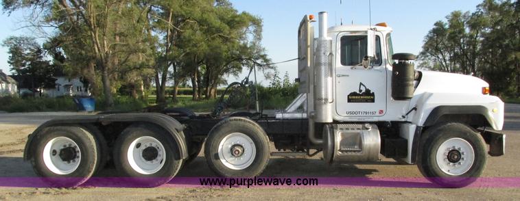 image for item H1239 1993 Mack RD688S semi truck