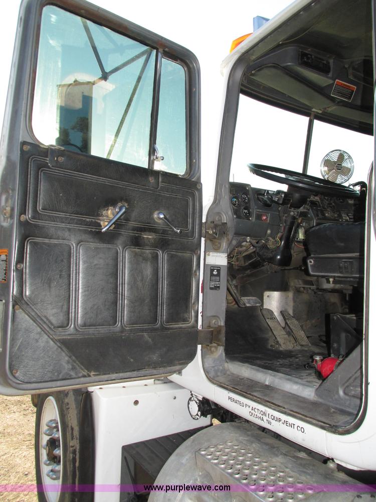 image for item H1239 1993 Mack RD688S semi truck