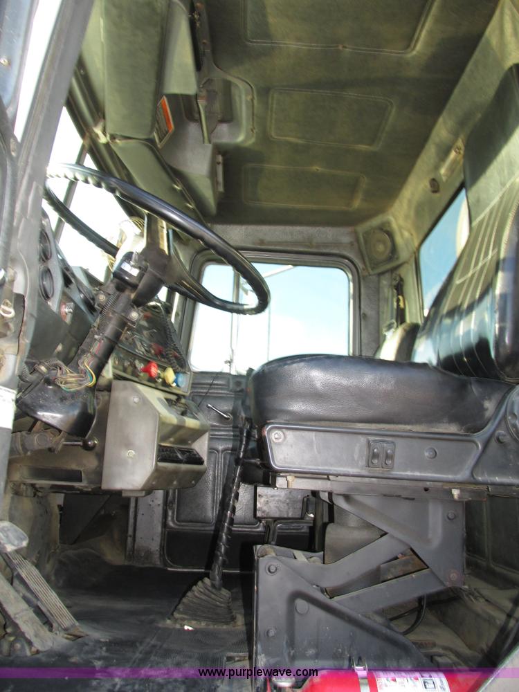 image for item H1239 1993 Mack RD688S semi truck