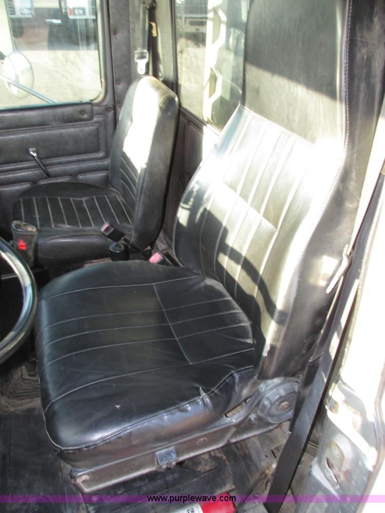 image for item H1239 1993 Mack RD688S semi truck