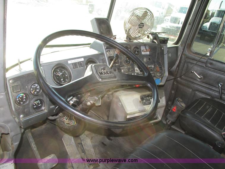 image for item H1239 1993 Mack RD688S semi truck